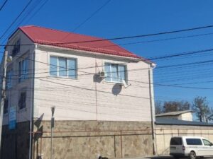 Вальмовая крыша покрытая профнастилом. Севастополь