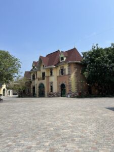 красное кровельное покрытие